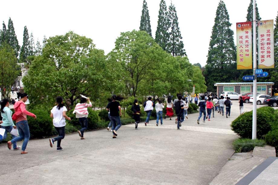 野寨中学举行地震疏散演练