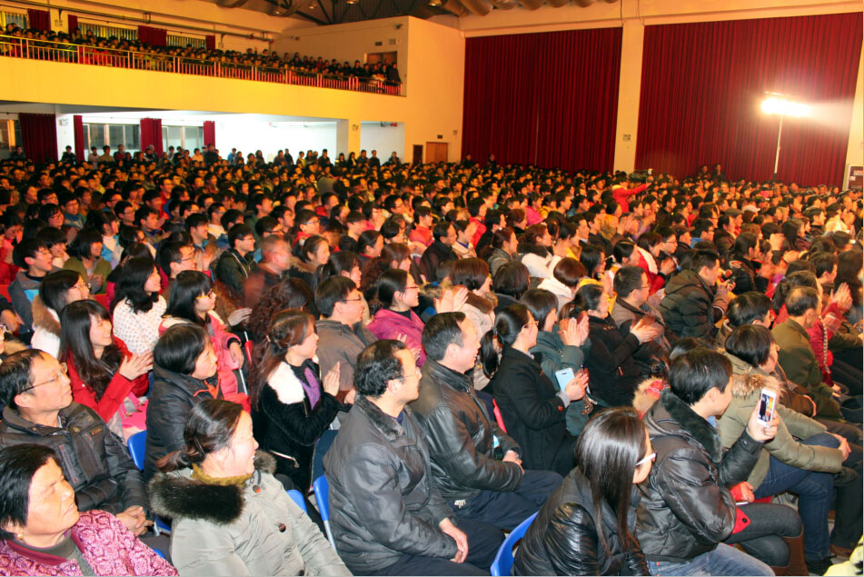 南京军区前线文工团来野寨中学慰问演出