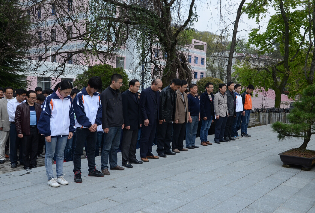 野寨中学开展抗战烈士墓清明祭扫活动