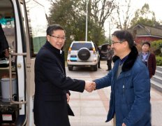 新一届县政府领导班子履职首日视察我校