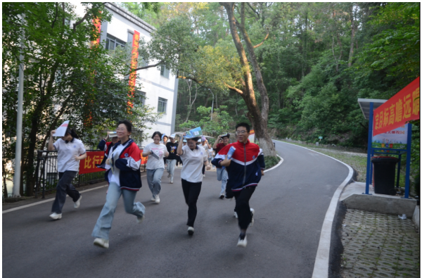 野寨中学组织开展地震疏散演练