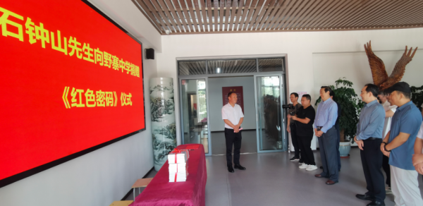 书香传情润校园，共缅先烈承初心