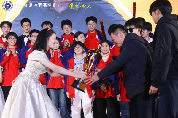 灵蛇辞岁承薪火 骏马奔腾启新程