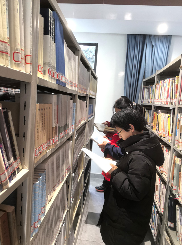 【江苏校友会】河海大学出版社向我校捐赠千余册优秀图书