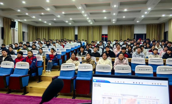 携笔从戎筑梦想，薪火相传报家国