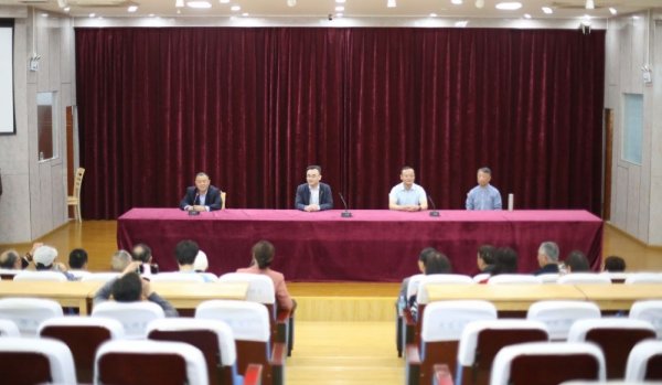 安庆市老科协教育专业委员会一行莅临学校调研指导