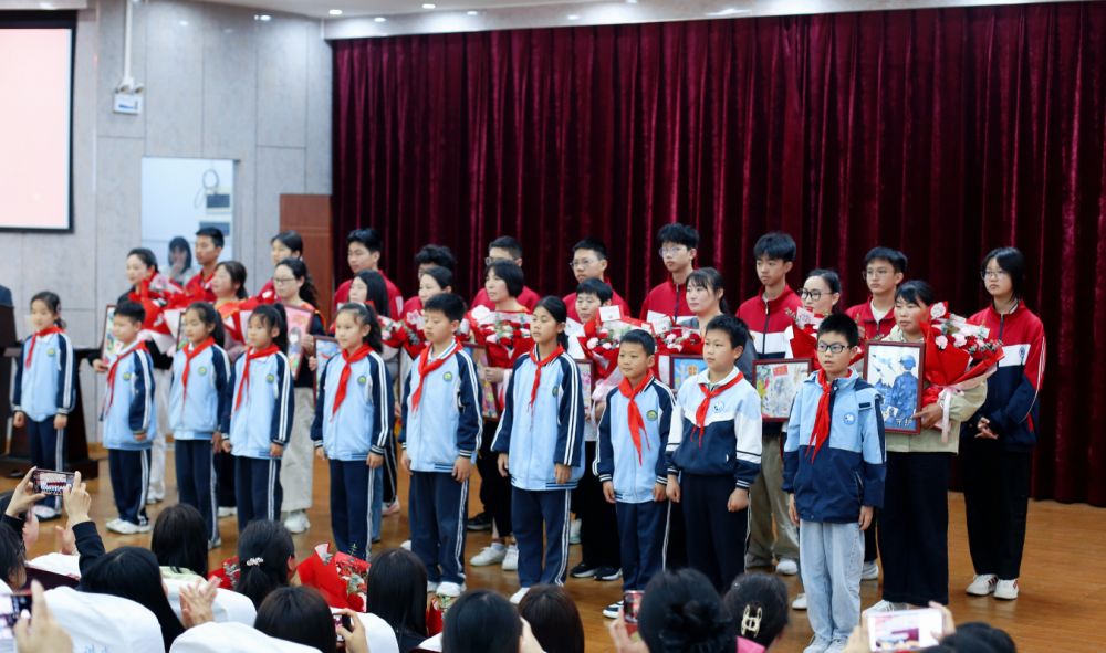 萱晖耀长城 致敬“兵妈妈”