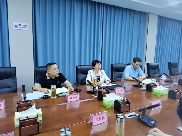 安庆师范大学校长彭凤莲到野寨中学调研